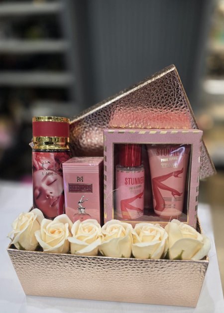 هدية باللون الزهري والاحمر